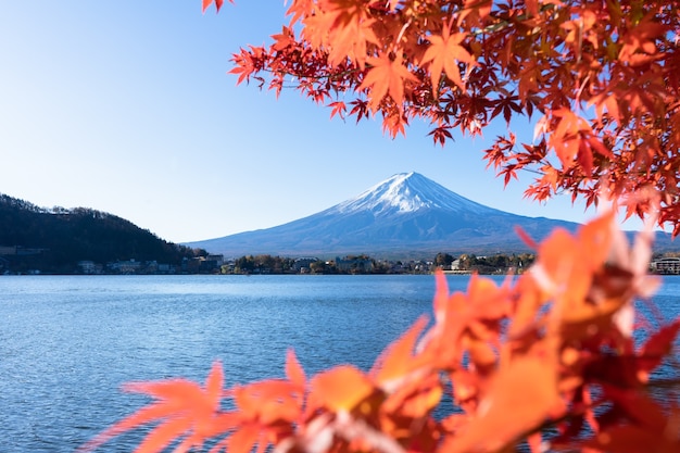 Bela paisagem da montanha Mtfuji com bordo vermelho no Japão