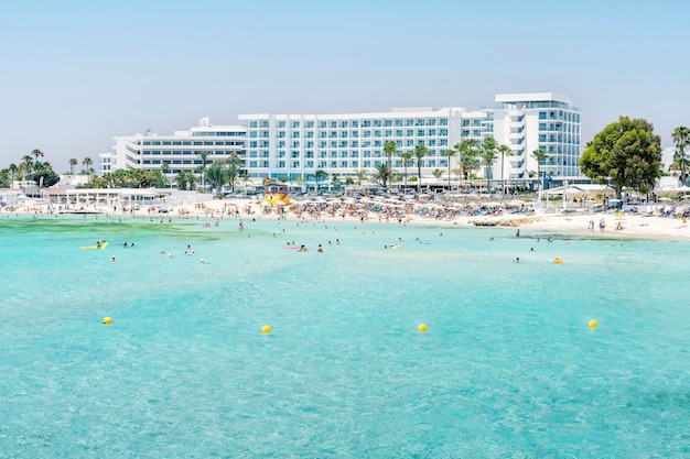 Bela paisagem da praia de Nissi em Ayia Napa, ilha de Chipre, mar Mediterrâneo.