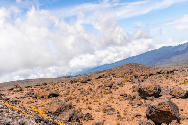 Bela paisagem da Tanzânia e do Quênia da montanha Kilimanjaro. Rochas, arbustos e terreno vulcânico vazio ao redor do vulcão Kilimanjaro.