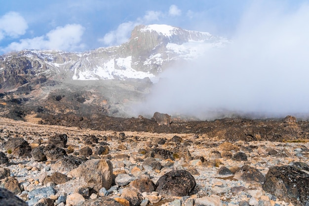 Bela paisagem da Tanzânia e do Quênia da montanha Kilimanjaro. Rochas, arbustos e terreno vulcânico vazio ao redor do vulcão Kilimanjaro.