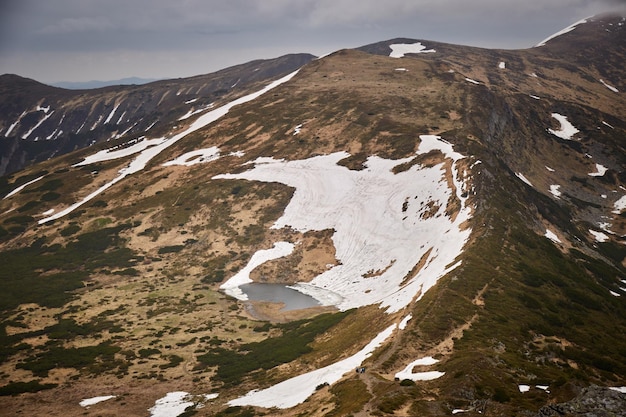 Bela paisagem das montanhas dos Cárpatos ucranianos na primavera Chornohora vista no lago Nesamovite Paz na Ucrânia