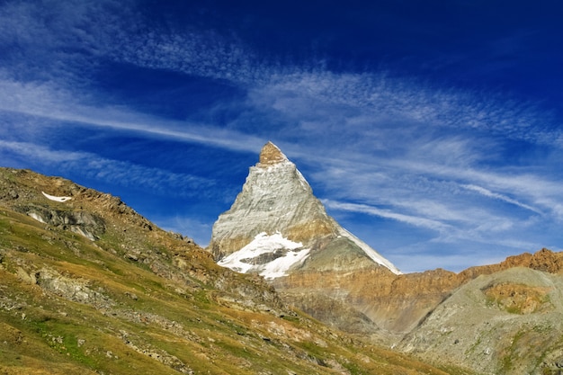 Bela paisagem de alpes suíços com montanhas, rochas e geleiras, suíça