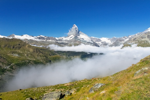 Bela paisagem de alpes suíços com vista para a montanha matterhorn, montanhas de verão, zermatt, suíça