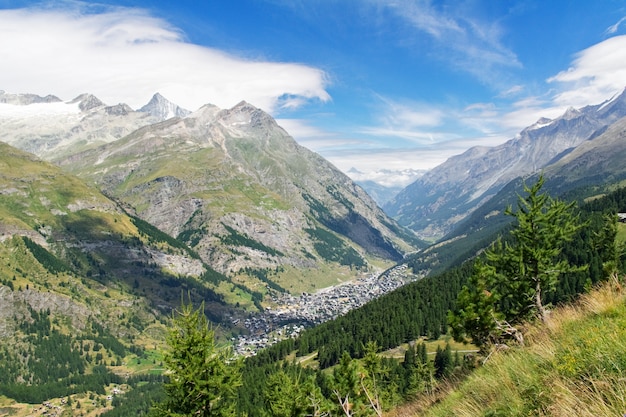 Bela paisagem de Alpes suíços com vista para a montanha no verão, Zermatt, Suíça