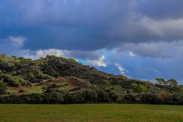 Bela paisagem de altas montanhas cobertas de árvores em Menorca, Islas Baleares, Espanha