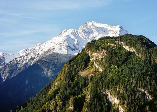 Bela paisagem de altas montanhas com pico de neve