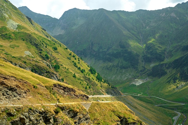 Bela paisagem de altas montanhas verdes e curvas da estrada Transfagarasan é uma das estradas mais bonitas do mundo Cárpatos Romênia