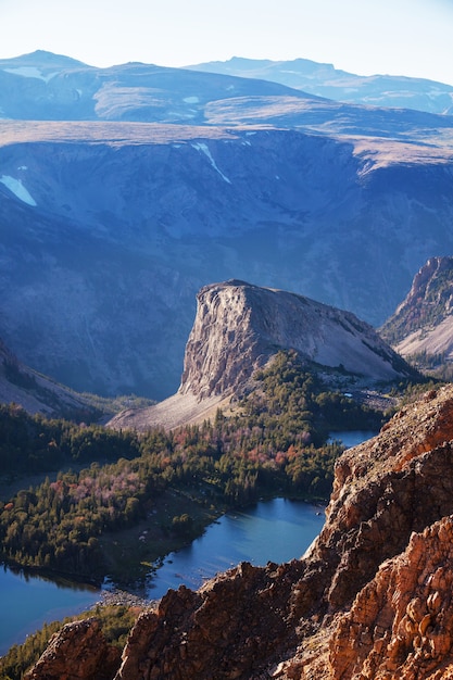 Bela paisagem de Beartooth Pass. Floresta Nacional de Shoshone, Wyoming, EUA. Cena do nascer do sol.