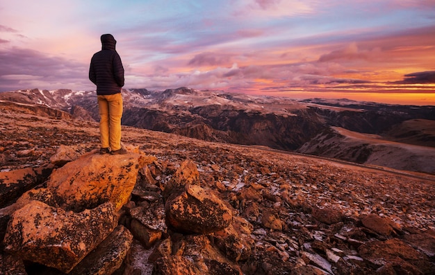 Bela paisagem de Beartooth Pass. Floresta Nacional de Shoshone, Wyoming, EUA. Cena do nascer do sol.