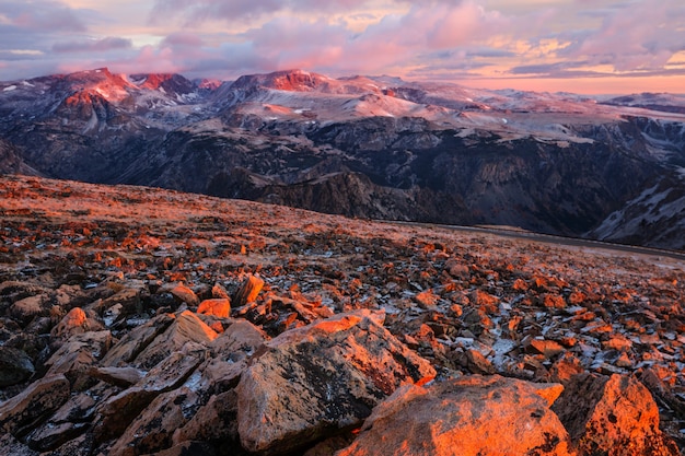 Bela paisagem de Beartooth Pass. Floresta Nacional de Shoshone, Wyoming, EUA. Cena do nascer do sol.