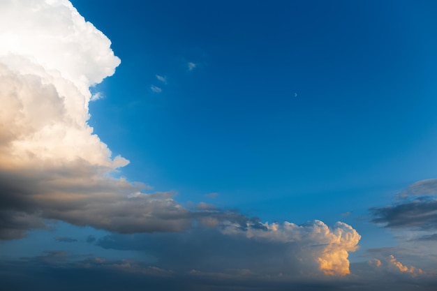 Bela paisagem de céu nublado nuvens fofas escuras parciais Paisagem natural