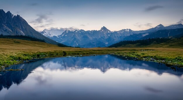 bela paisagem de conto de fadas com um belo lago em alta resolução e alta nitidez