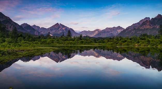 bela paisagem de conto de fadas com um lago