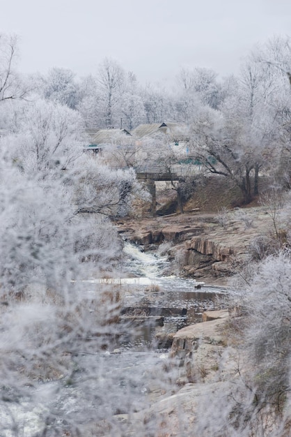 Bela paisagem de inverno com a velha ponte de pedra sobre o rio Girskiy Tikych