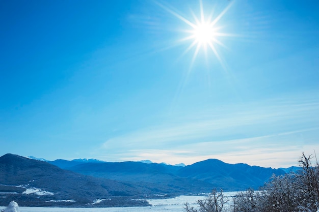 Bela paisagem de inverno com sol de árvores cobertas de neve