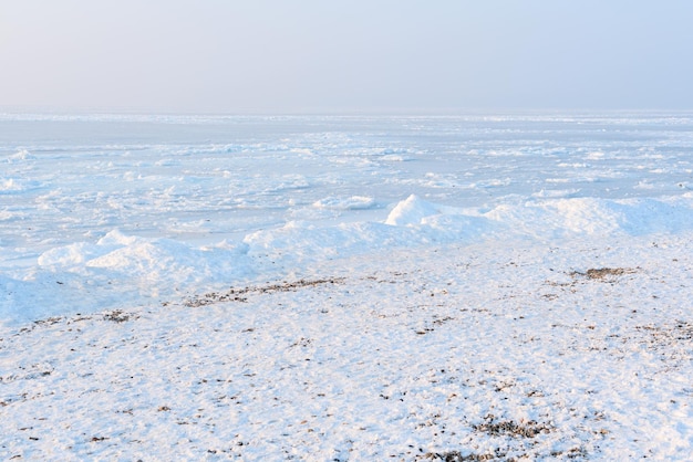 Bela paisagem de inverno do mar congelado do Japão coberto de gelo e neve em um dia ensolarado Conceito de beleza da natureza Cartão postal da Rússia com foco seletivo