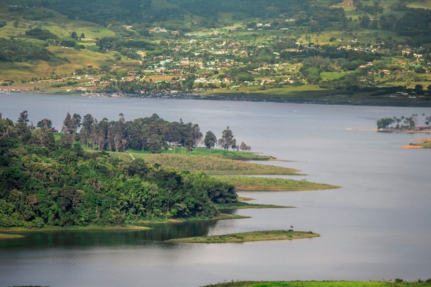 Foto bela paisagem de lago com montanhas