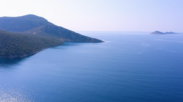 Bela paisagem de mar e montanhas vista épica de paisagem marítima do conceito de férias drone