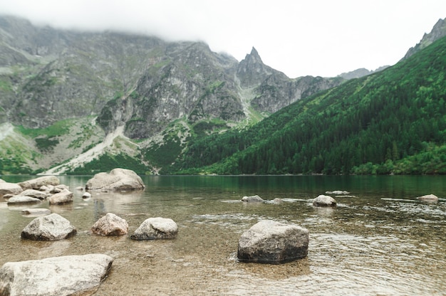 Bela paisagem de montanha e lago