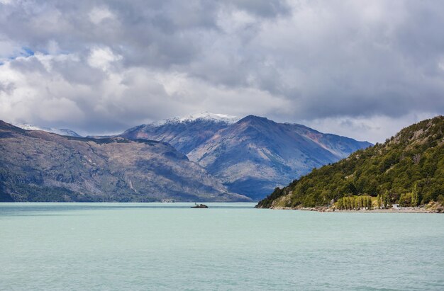 Bela paisagem de montanhas ao longo da estrada de cascalho carretera austral, no sul da patagônia, chile