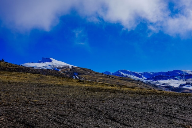 Bela paisagem de montanhas cobertas de neve e céu azul