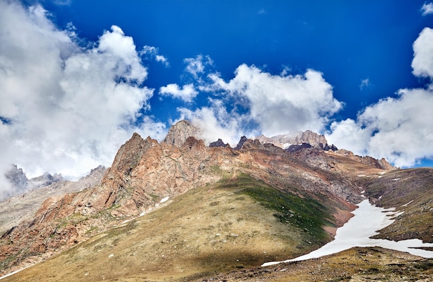 Bela paisagem de montanhas nevadas