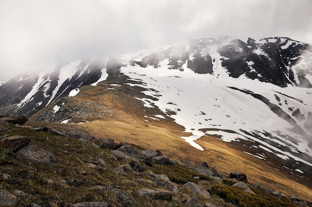 Foto bela paisagem de montanhas