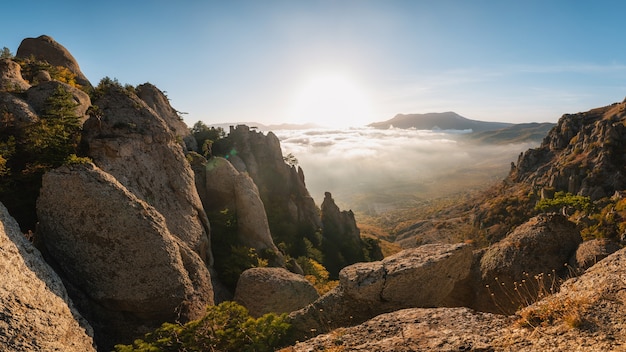 Bela paisagem de nevoeiro de outono nas montanhas, vista panorâmica. Crimeia, Vale Fantasma, Monte Demerdzhi.