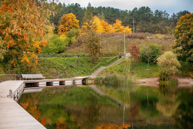 Bela paisagem de outono no parque em Vilnius