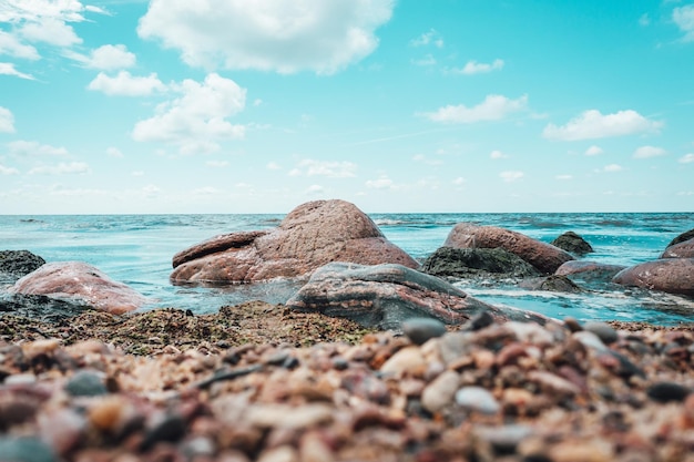 Bela paisagem de pedras e seixos na praia