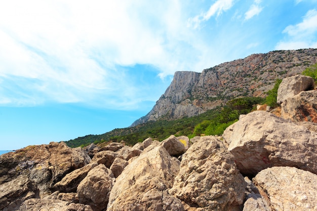 Bela paisagem de pedras, mar e céu azul