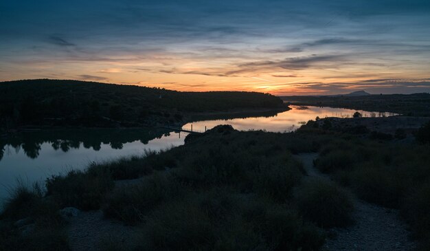 Bela paisagem de pôr-do-sol com um lago em Almansa, Espanha