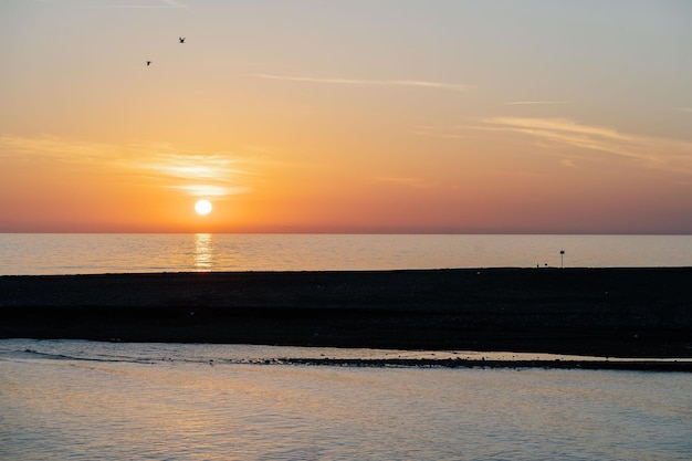 Bela paisagem de pôr-do-sol no mar azul