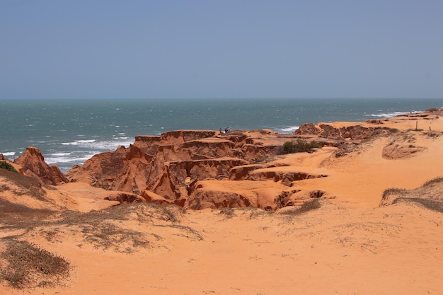 Bela paisagem de praia com areias coloridas