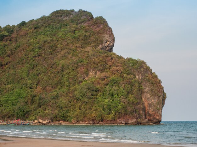 Foto bela paisagem de praia na tailândia