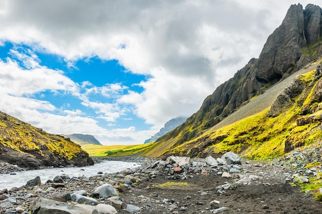Bela paisagem de rio e montanhas. Islândia do Sul