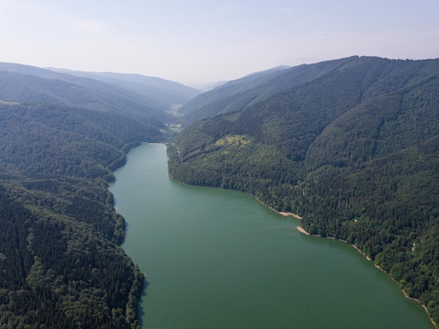 Bela paisagem de um drone nas montanhas e no rio