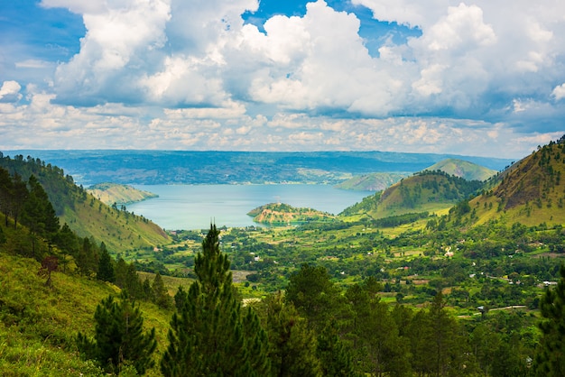 Bela paisagem de um lago