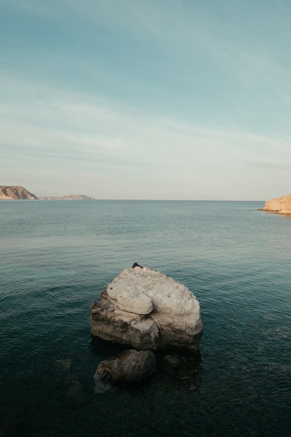 Foto bela paisagem de um mar tranquilo rodeado por falésias rochosas