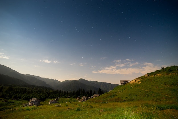 Bela paisagem de uma casa de madeira no céu estrelado à noite no verão, Gorgit highland Artvin, Turquia