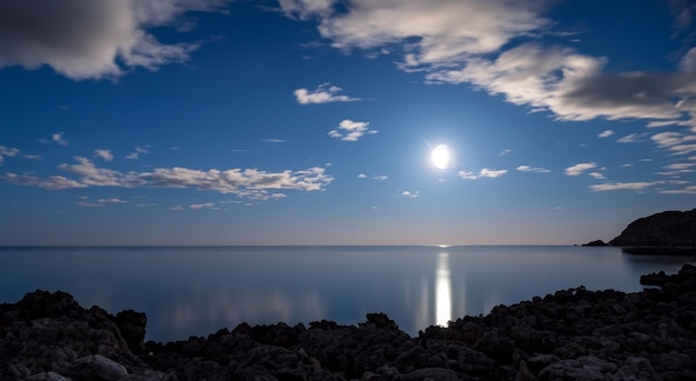 bela paisagem de uma margem do lago à noite com uma lua brilhante