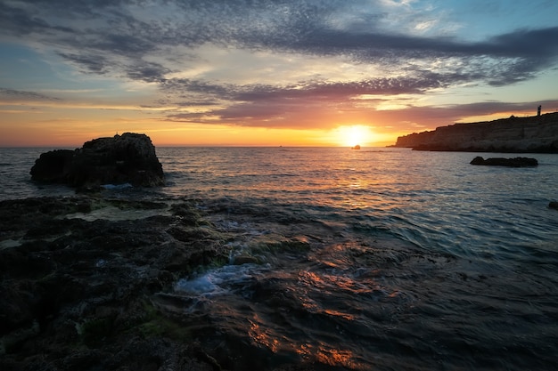 Bela paisagem de verão com pôr do sol, céu colorido e mar. Composição da natureza