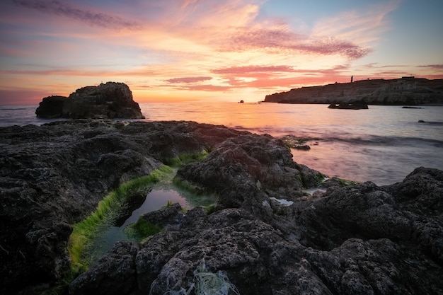 Bela paisagem de verão com pôr do sol, céu colorido e mar. Composição da natureza