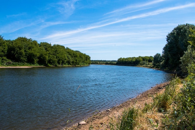 bela paisagem de verão. O rio Dnieper na Bielorrússia.