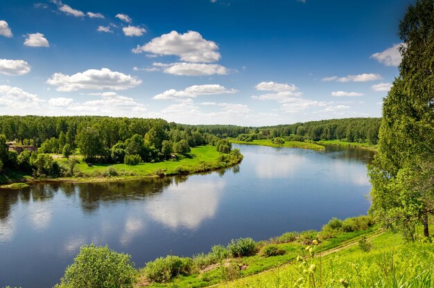 Foto bela paisagem de verão perto do rio o curso superior do rio volga