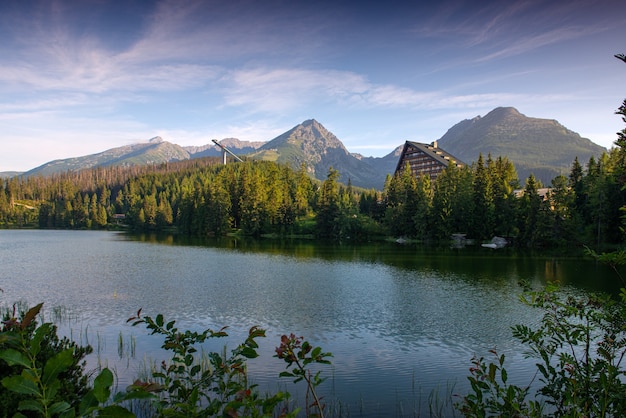 Bela paisagem de verão. Vista na montanha do lago Strbske pleso com águas cristalinas em High Tatras, na Eslováquia