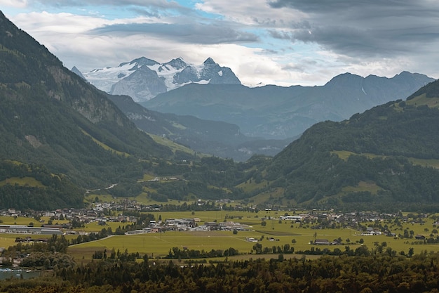 Bela paisagem deslumbrante vista de Mountain Village com vale de Lauterbrunnen e Alpes suíços em segundo plano região de Jungfrau Suíça Europa Trilha natural em viagens de natureza selvagem
