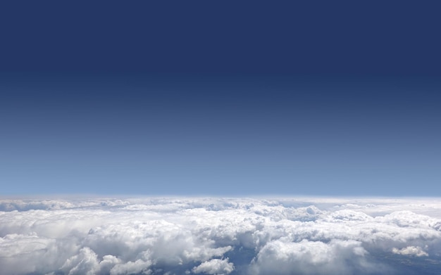 Bela paisagem do céu com vista da aeronave acima de densas nuvens brancas no alto da estratosfera