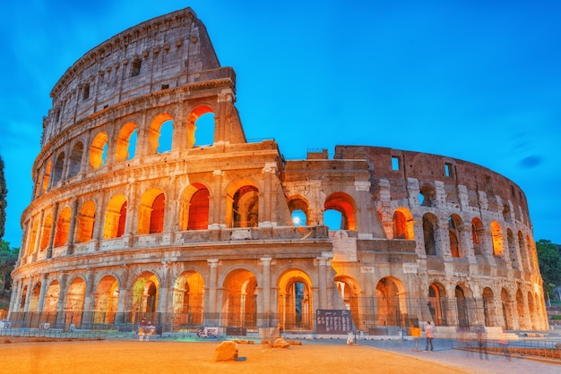 Bela paisagem do Coliseu em Roma uma das maravilhas do mundo à noite Itália