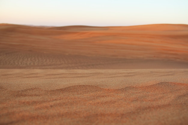 Bela paisagem do deserto de Dubai ao pôr do sol